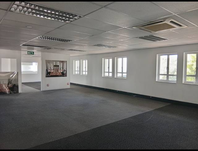 1,224M² BUILDING TO LET IN BRYANSTON